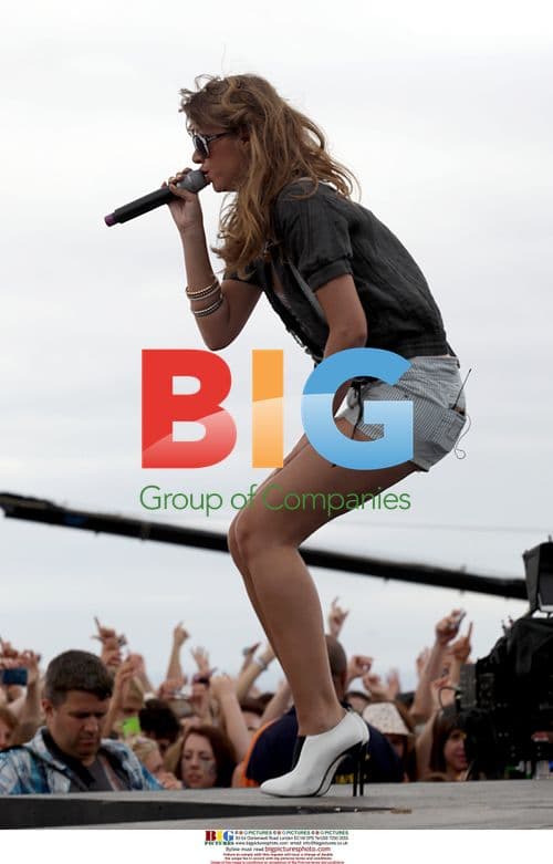 Esmee Denters performs at 'T4 On The Beach'