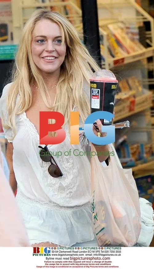 Lindsay Lohan stops for snacks