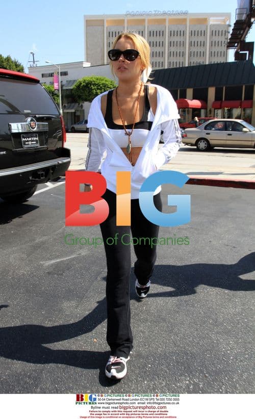 Lindsay Lohan Gets Coffee