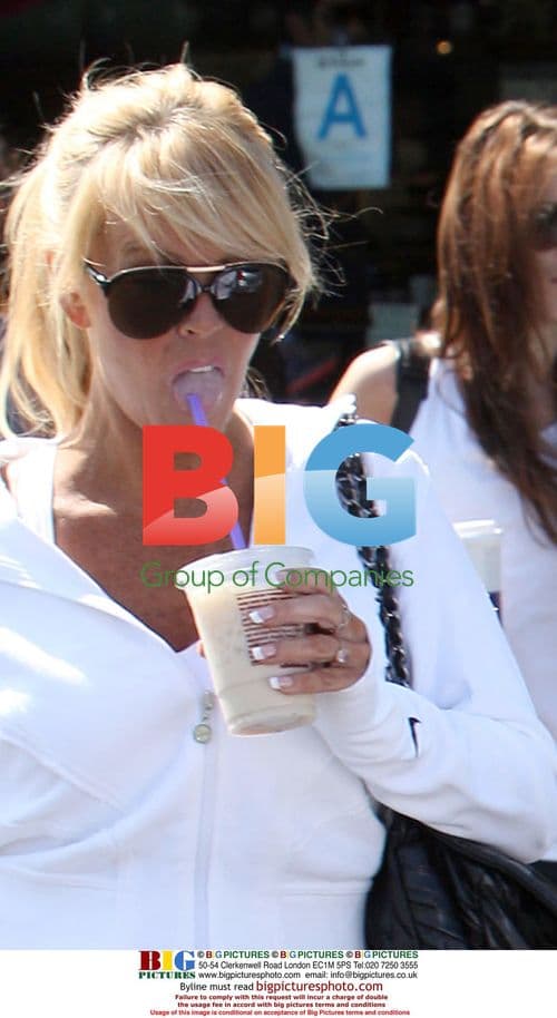 Lindsay Lohan Gets Coffee with Family