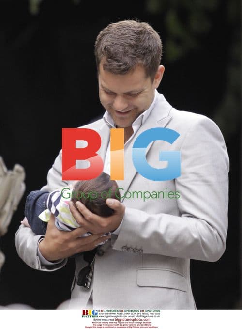 Joshua Jackson on Fringe Set