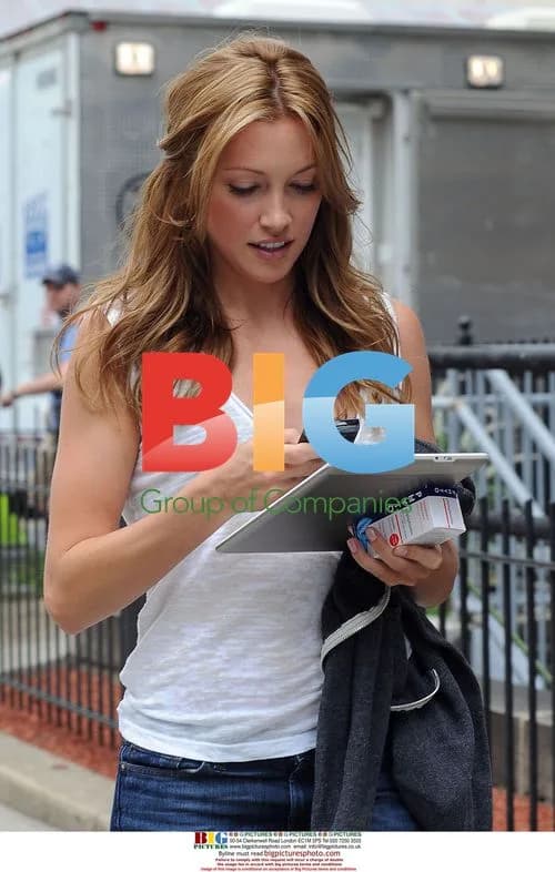 Katie Cassidy on Gossip Girl Set