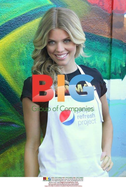 Celebrities paint mural at El Salvador Community Center