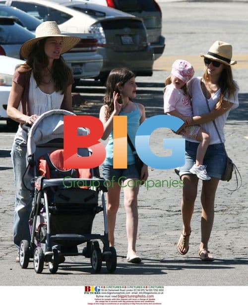 Rachel Bilson at LA Zoo with Family