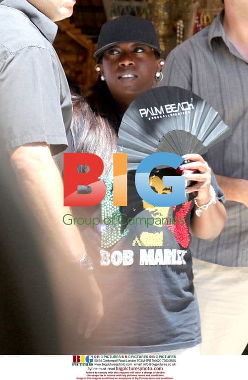 Missy Elliott visits wailing wall in Jerusalem
