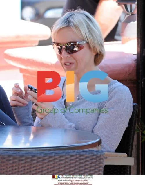 Renee Zellweger at Starbucks