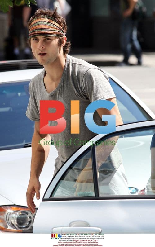 Amanda Seyfried and Shiloh Fernandez load car in Vancouver