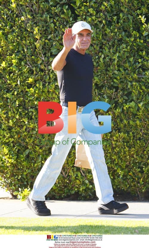 Robert Shapiro visits Lindsay Lohan at sober living facility