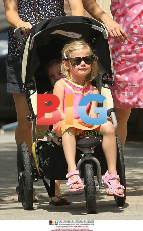 Jennifer Garner with daughters Violet and Seraphina