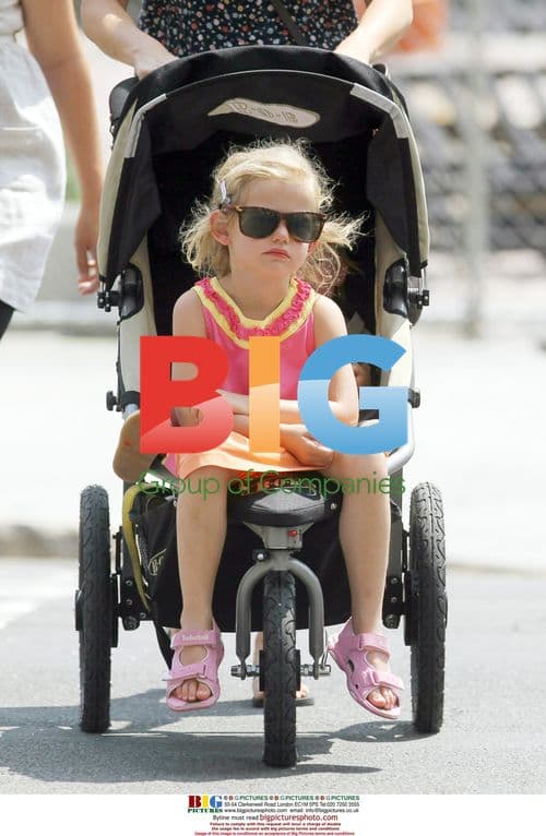 Jennifer Garner with daughters in NYC