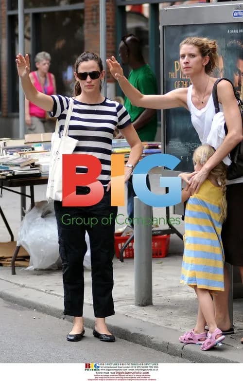 Jennifer Garner and Daughter Violet Hailing Cab