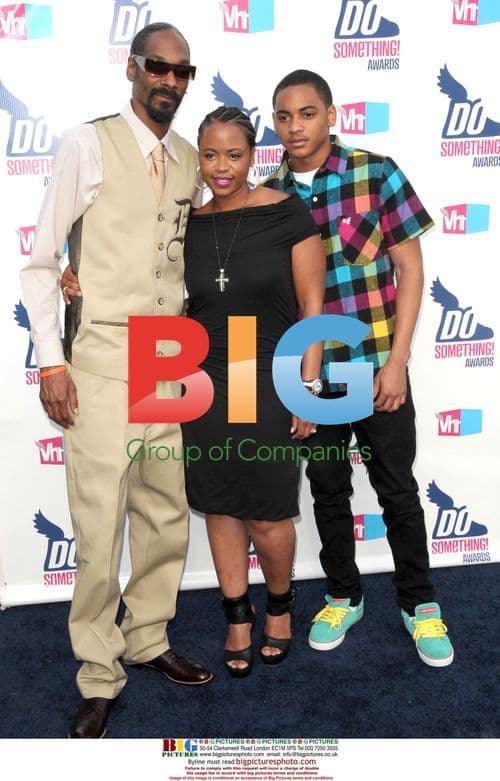 Snoop Dogg with Family at VH1 Do Something Awards