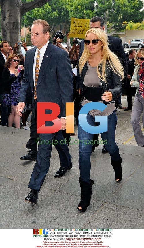 Lindsay Lohan Arrives at Courthouse