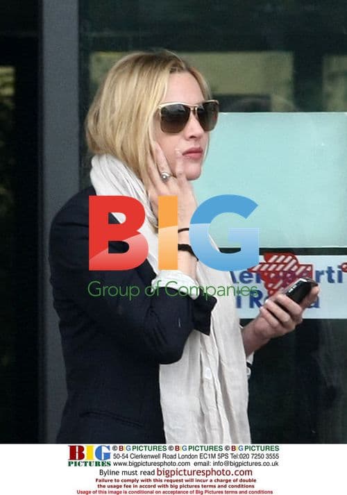 Kate Winslet Arrives in Italy with Family