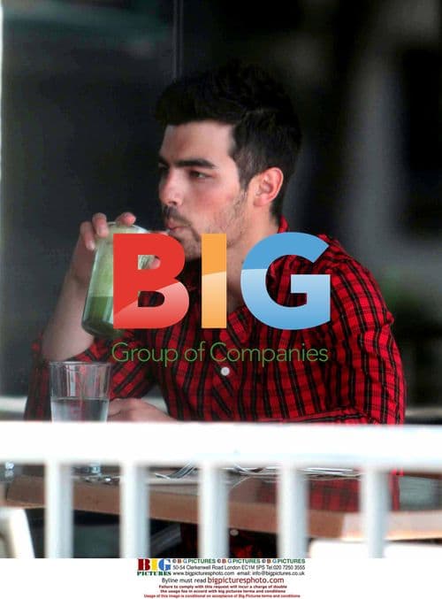 Joe Jonas Eats Veggie Burger