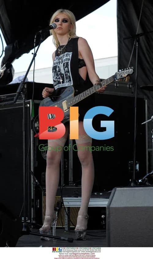 Taylor Momsen Performs at Vans Warped Tour