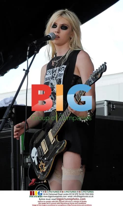 Taylor Momsen Performs at Vans Warped Tour