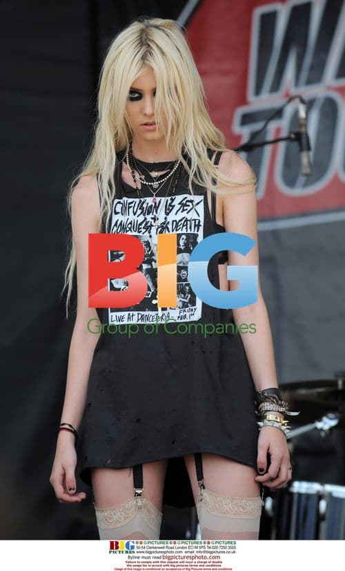Taylor Momsen Performs at Warped Tour