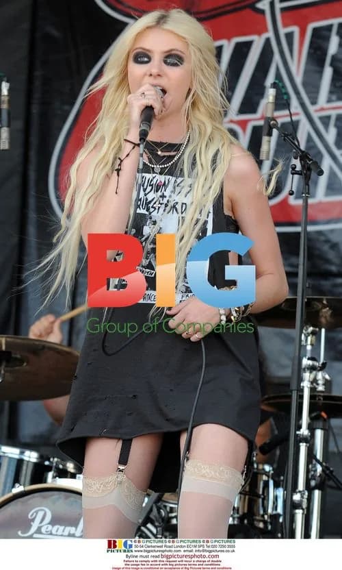 Taylor Momsen Performs at Warped Tour