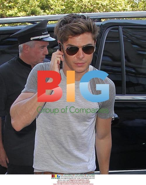 Zac Efron Arrives at Hotel in NYC