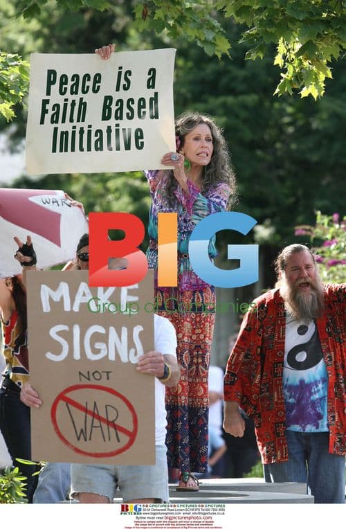 Jane Fonda, Elizabeth Olsen, Nat Wolff on 'Peace, Love and Misunderstanding' set