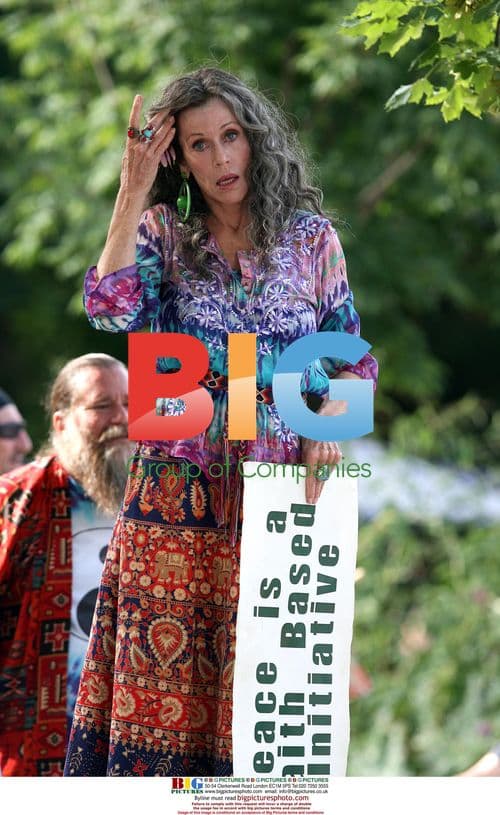 Jane Fonda, Elizabeth Olsen and Nat Wolff on 'Peace, Love and Misunderstanding' set