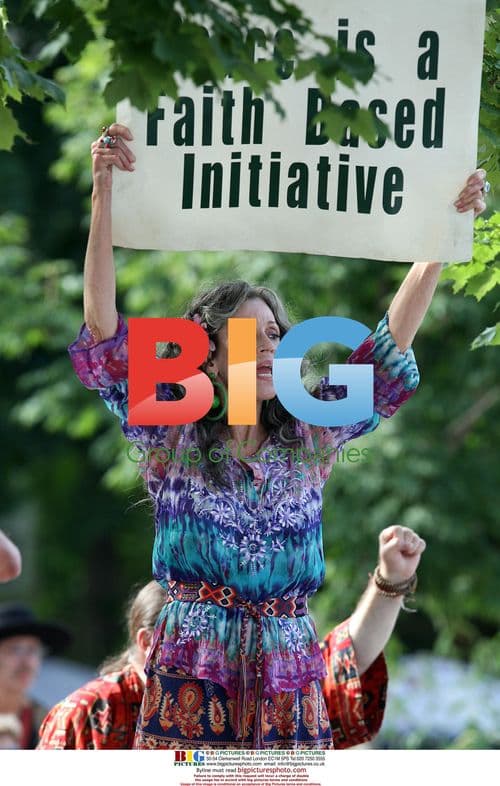 Jane Fonda, Elizabeth Olsen and Nat Wolff on 'Peace, Love and Misunderstanding' set