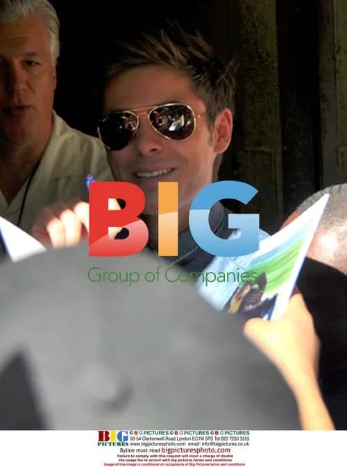 Zac Efron Mobbed by Fans in NYC