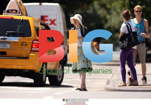 Chelsea Clinton strolling in NYC