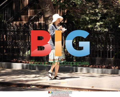 Chelsea Clinton Strolls in NYC