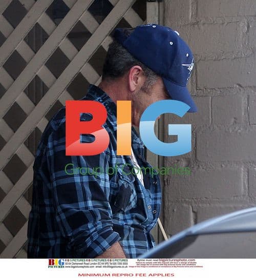 Mel Gibson leaves doctor's office