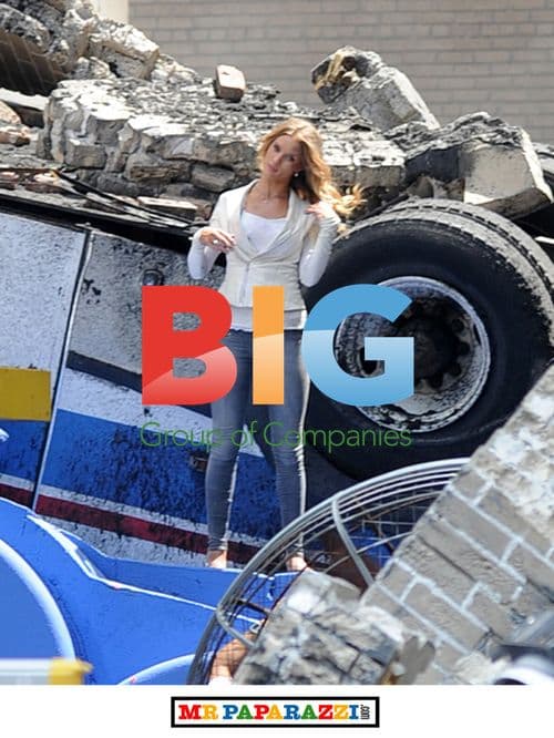 Rosie Huntington-Whiteley on Transformers 3 set