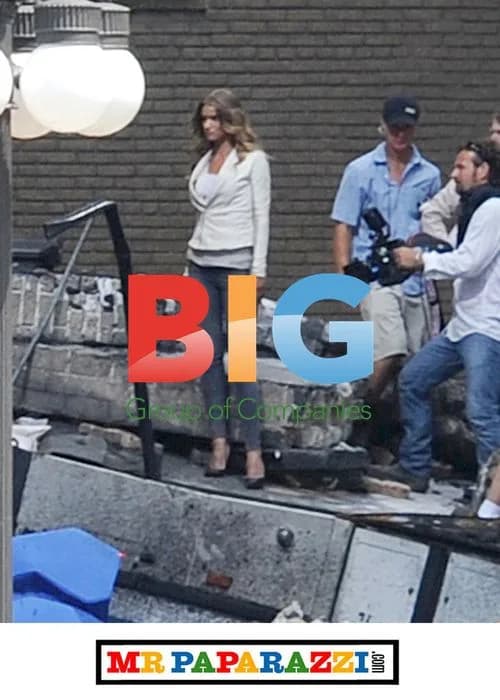 Rosie Huntington-Whiteley on "Transformers 3" set