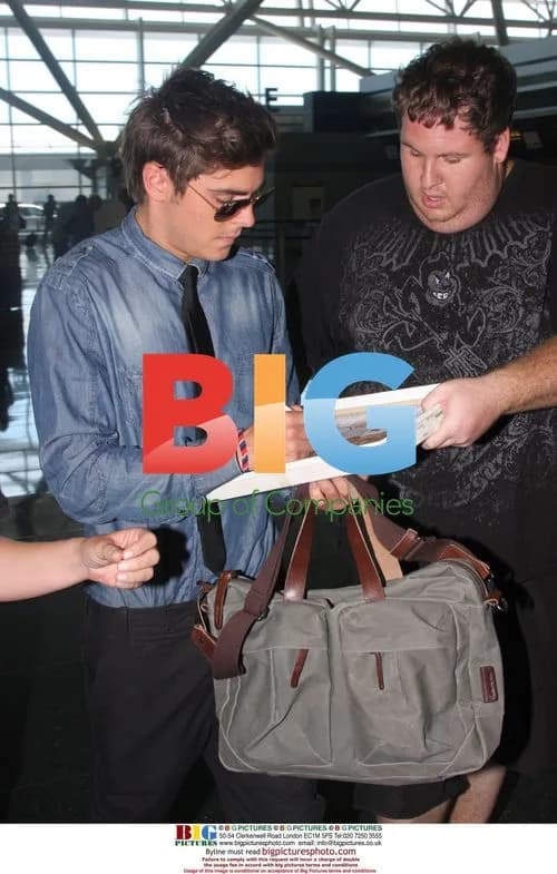 Zac Efron Arriving at Airport