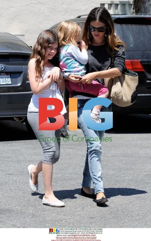 Rachel Bilson Takes Sisters to Lunch