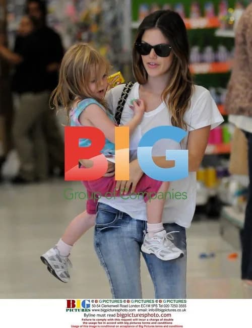 Rachel Bilson with Sisters at Johnny Rockets