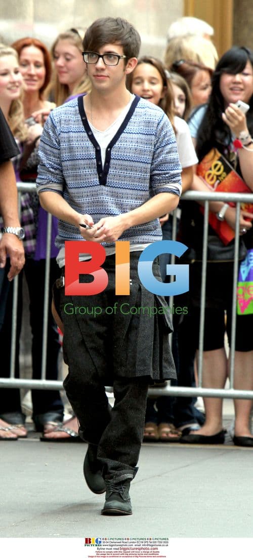 Kevin McHale meets fans backstage at Glee concert