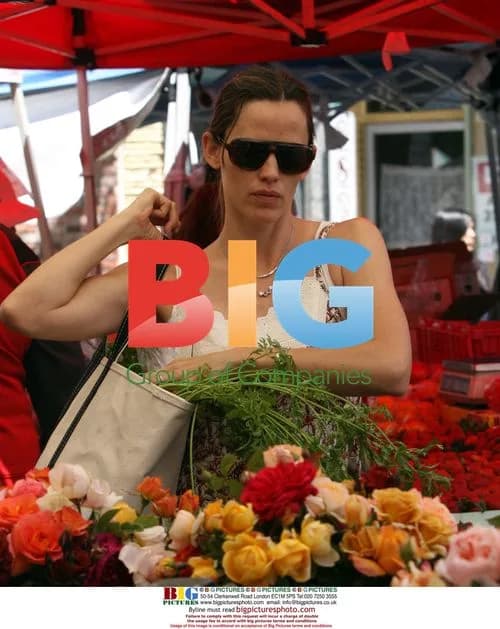 Jennifer Garner Grocery Shopping at Farmers Market