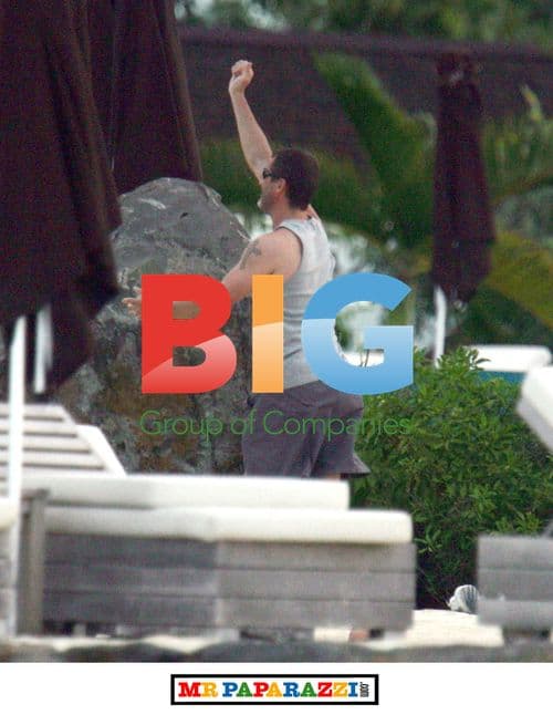 Roy Keane plays ball games in Mauritius