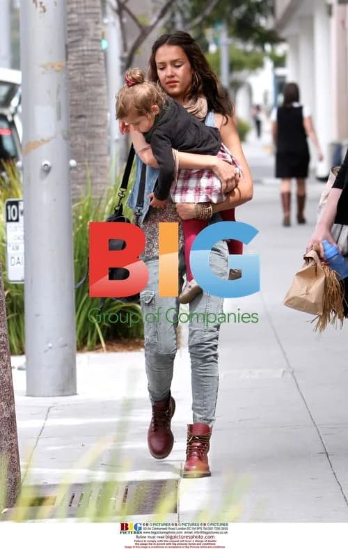 Jessica Alba and daughter Honor shopping