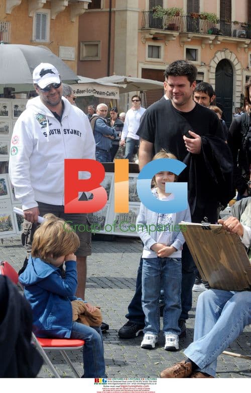 Russell Crowe and Family Enjoy Rome Sightseeing