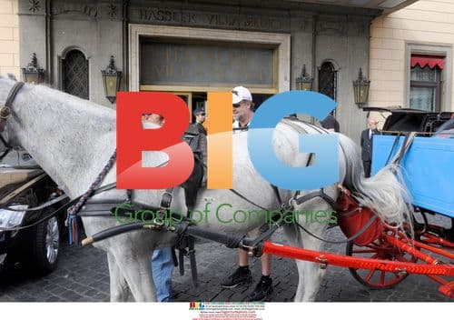 Russell Crowe and Family Tour Rome