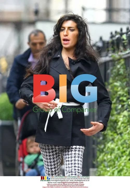 Amy Winehouse Runs Errands