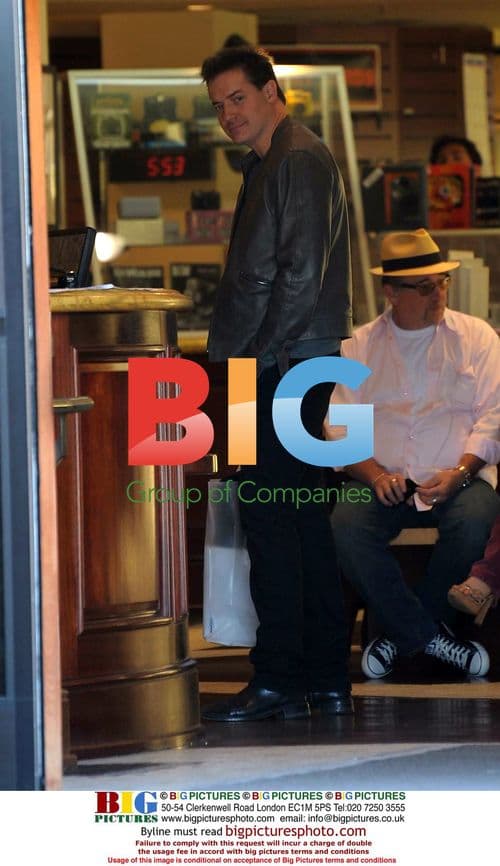 Brendan Fraser shopping for camera