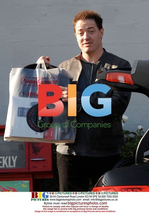 Brendan Fraser buys camera in LA