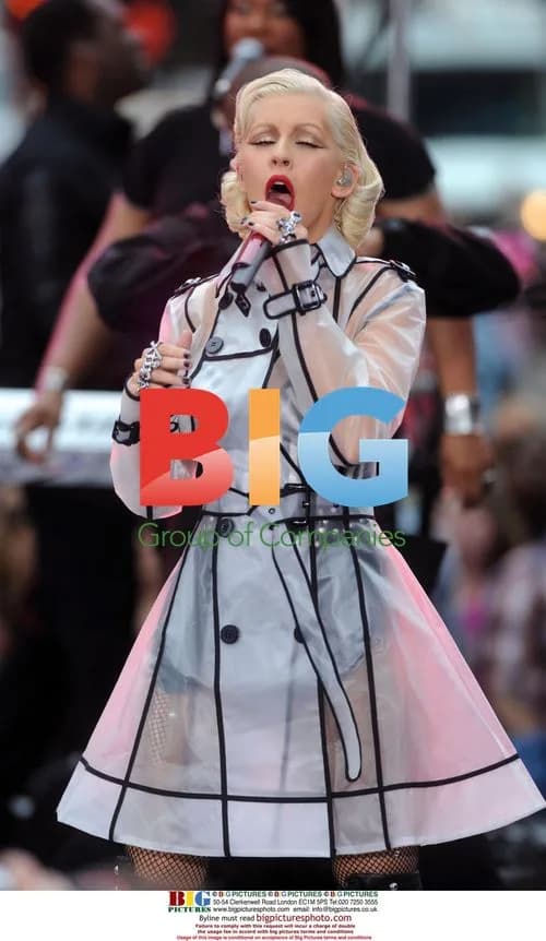 Christina Aguilera Performs on 'The Early Show'