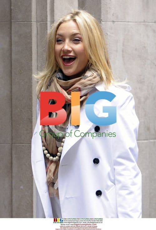 Kate Hudson and John Krazinski on "Something Borrowed" set