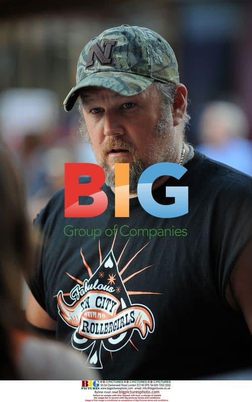 Larry the Cable Guy learns roller derby