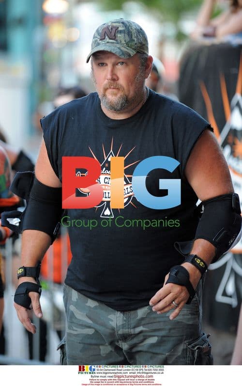 Larry the Cable Guy learns roller derby