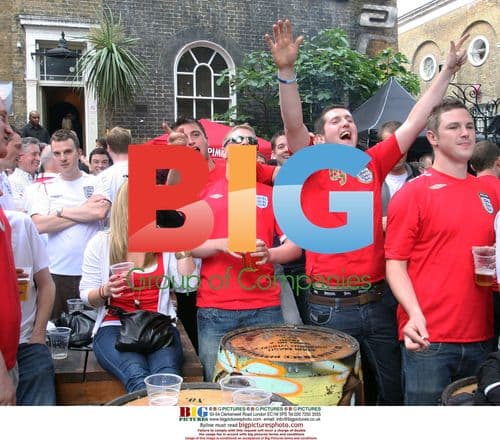 England Fans Watch 2010 World Cup Match